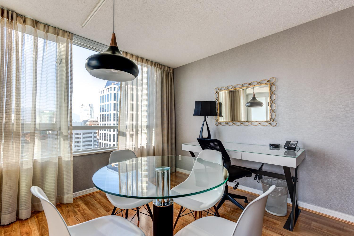Executive Two-Bedroom Suite 1 King 1 Queen