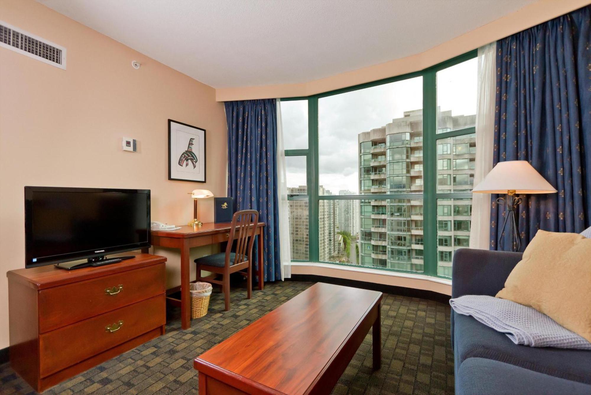 Deluxe Queen Suite