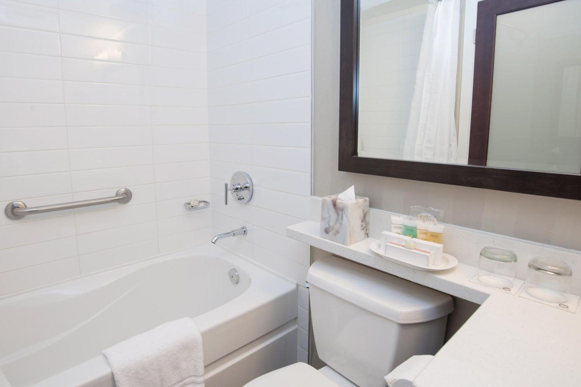 Two Bedroom Deluxe Suite 1 King Bed 1 Queen Bed,1571285387:JPEG