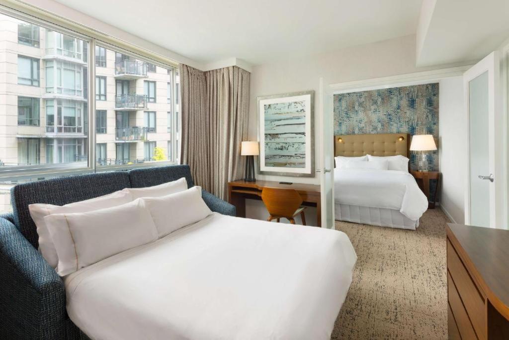 Deluxe King Suite with City View,1709128981:JPEG