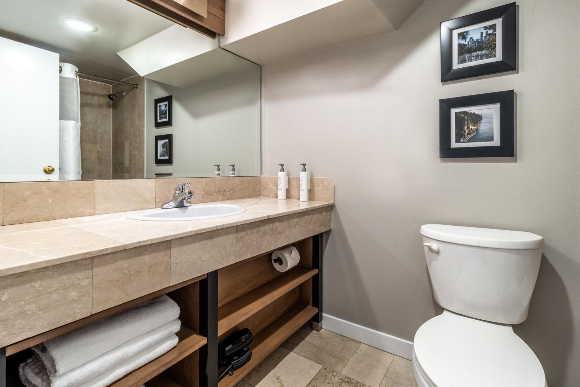 Corner King w/Sofa Bed & Wetbar