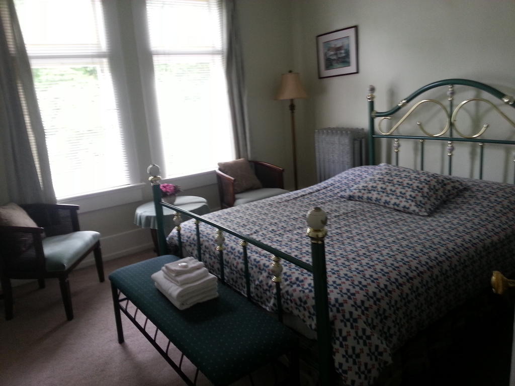 Queen Room with Shared Bathroom