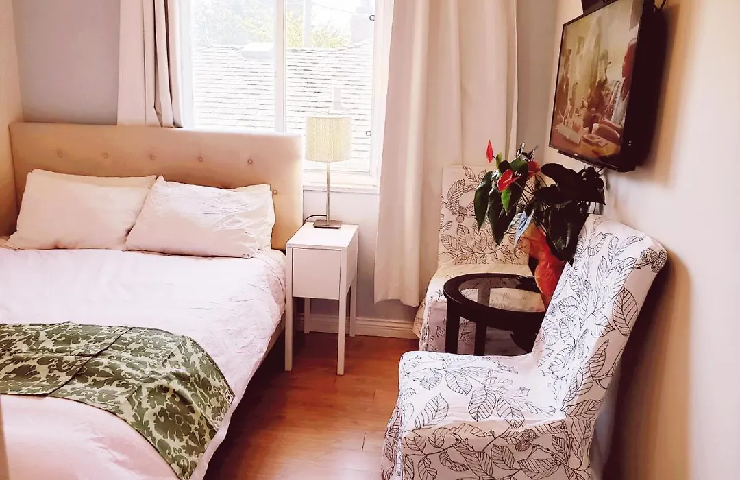 Lisa'S Lovely Little House-1