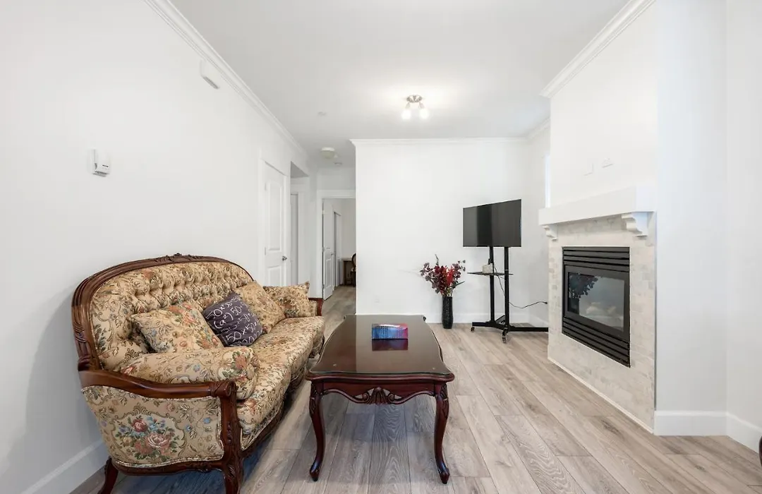 Explore Vancouver From Deluxe 2B/1B Basement-1
