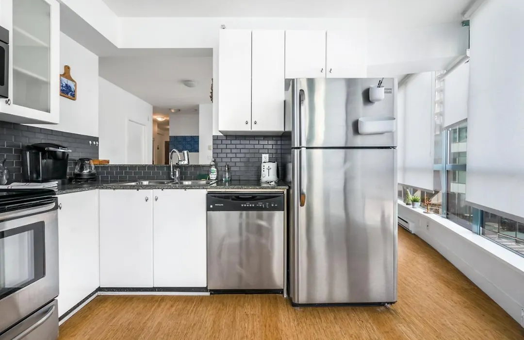 Bright 2 Bedroom Condo Downtown With Free Parking-1
