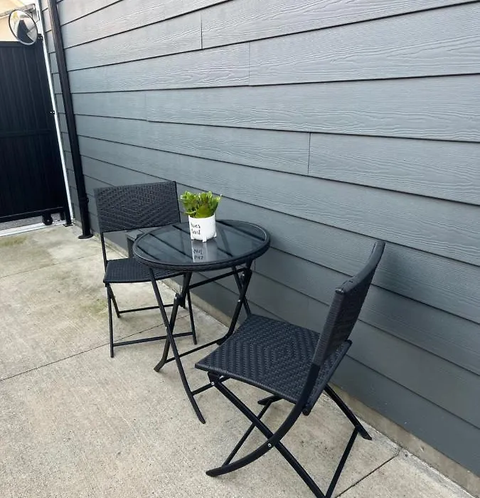 Family-Friendly, 3 Bed House - Private Backyard-Central Location-1