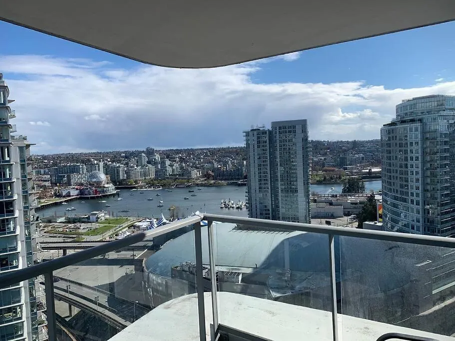 Downtown 3Br/2Ba+Views+Skytrain+Free Parking-1