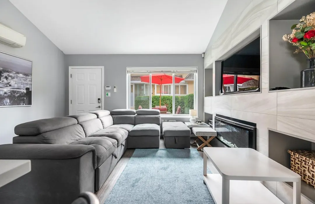 Stylish Dual Bedroom Suite In Van West-1