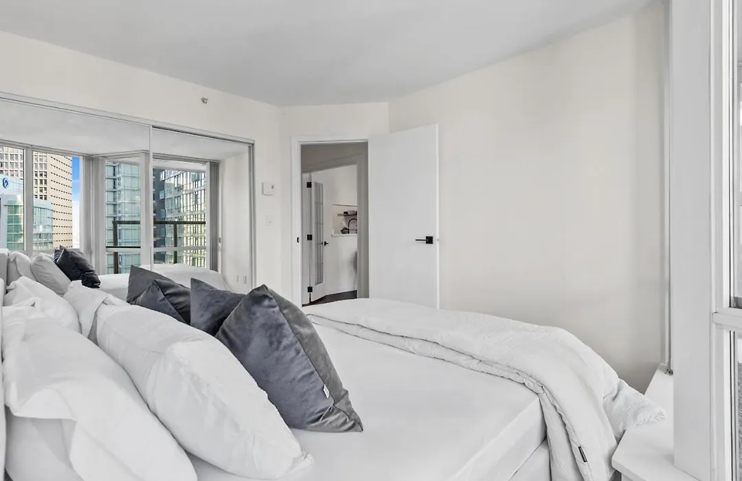 Downtown Luxury 1Br Coal Harbour-1