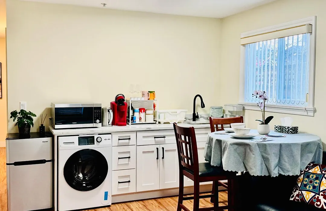 13 Mins To Downtown-Free Parking Near Joyce Skytrain -2 Beds-1