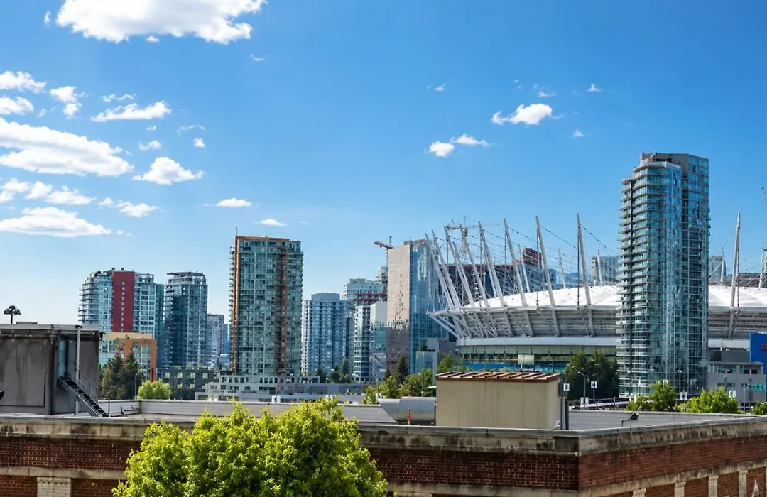 Modern, Bright & Central 1-Bed Downtown Apt Close To Rogers Arena-1