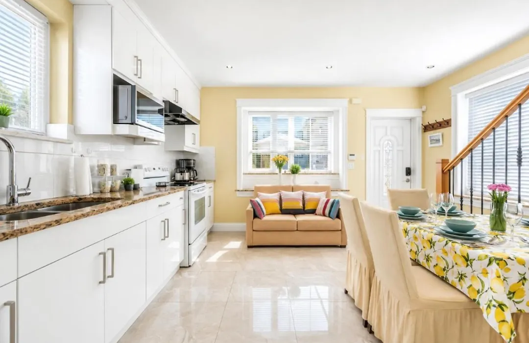Three Bedrooms New Laneway House Near Public Transit-1