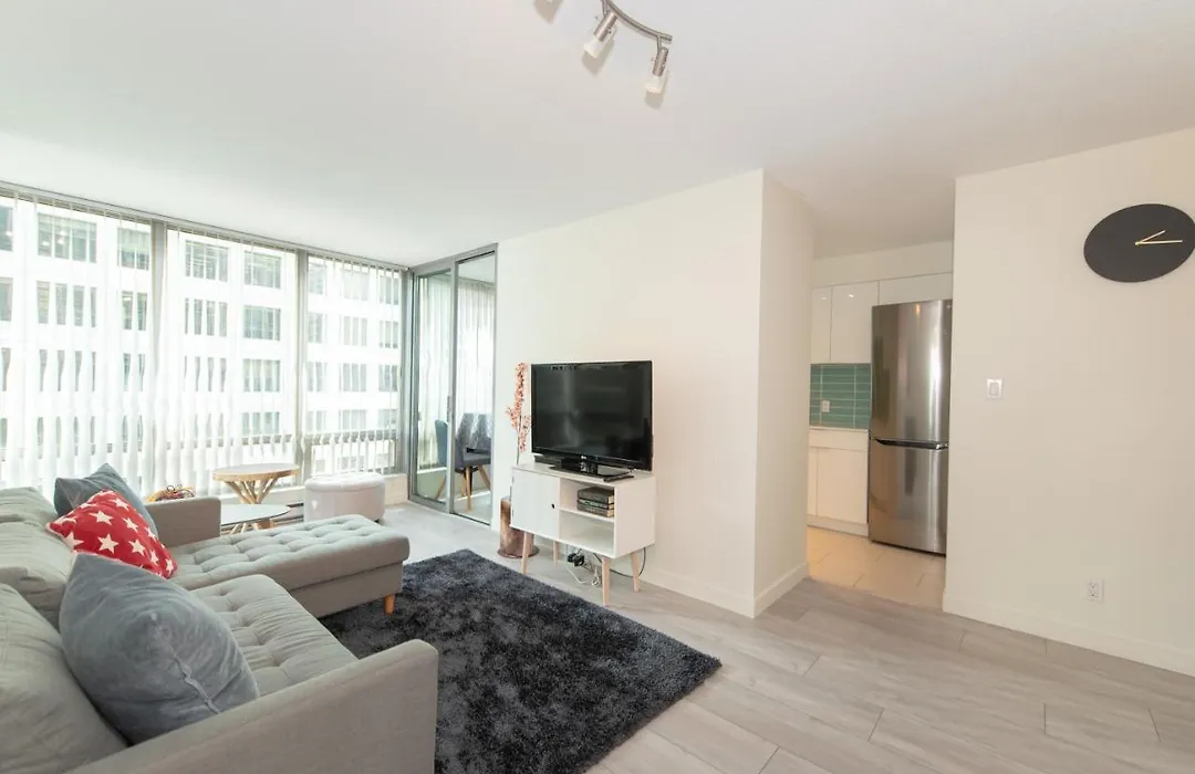 Chic 2-Bedroom In Central Downtown With Stunning Water Views-1
