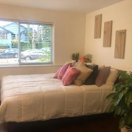Quiet-Comfy 3 Bedroom House On A Tree Lined Street In Kitsilano-2