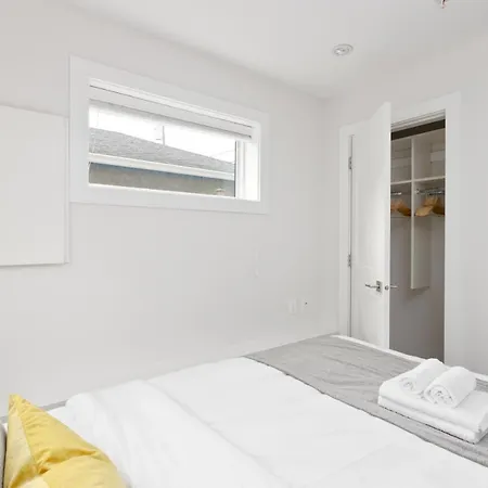 Newly Built Laneway Home 1 Bd Centrally Located-3