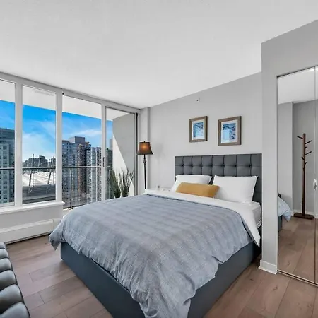 Spacious Dt 2-Bdr High-Rise With View, Pool, Gym-3
