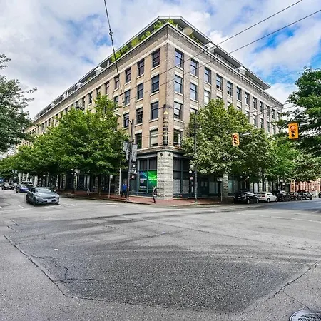 Stylish 1-Bedroom Loft In Gas Town-3