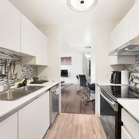 2Bdrm Luxurious Condo In Heart Of Downtown-2