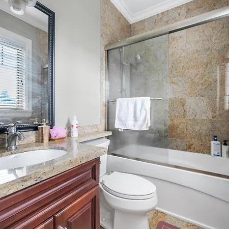 Cheerful 1-Bedroom Suite A In Vancouver-2