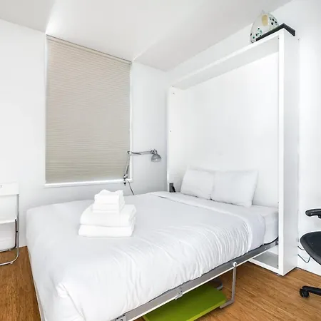 Bright 2 Bedroom Condo Downtown With Free Parking-3