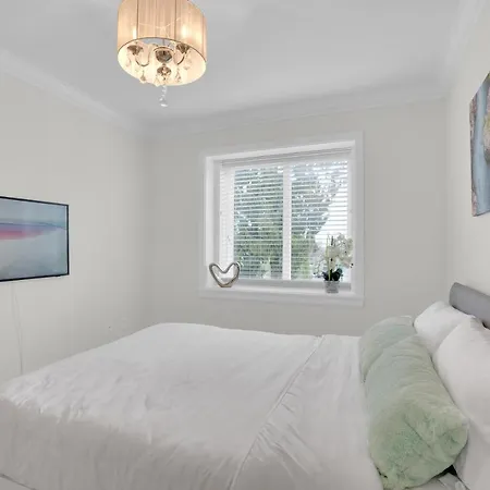 Family-Friendly, 3 Bed House - Private Backyard-Central Location-3