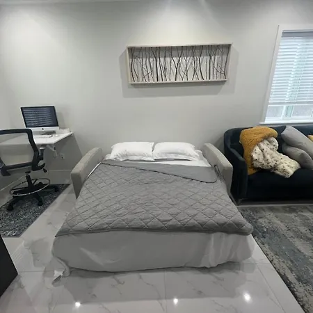 Family-Friendly, 3 Bed House - Private Backyard-Central Location-2
