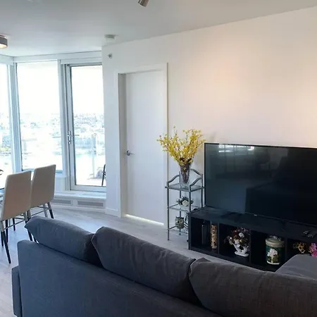 Downtown 3Br/2Ba+Views+Skytrain+Free Parking-3