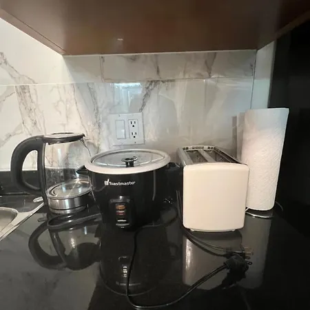 Private Suite 1 Bed 1 Bath 15 Mins Yvr And Downtown 舒适安静-3