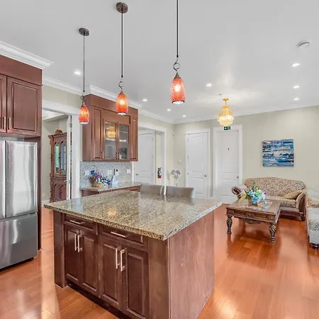 Luxurious Getaway In Vancouver-Private Room With Attached Bathroom-2