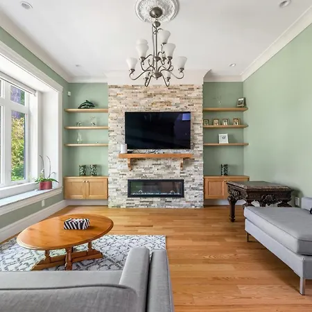 Vancouver Haven: Luxurious Private Bedroom Near Attractions-2