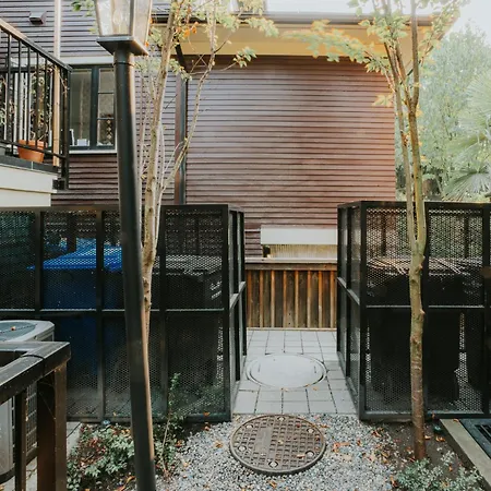A Gentle Hideaway In The Urban Forest West End Downtown Vancouver-3