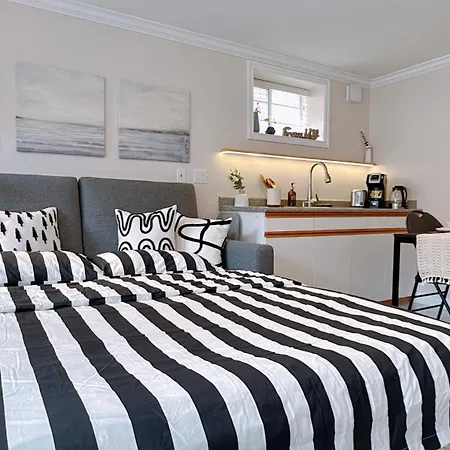 Skytrain Suite: Central Comfort Near Metro & Downtown-2