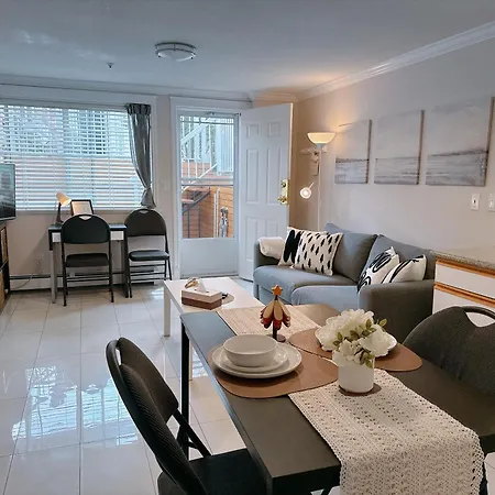 Skytrain Suite: Central Comfort Near Metro & Downtown-3