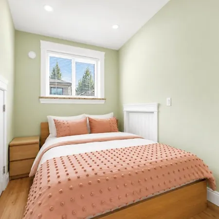 Three Bedrooms New Laneway House Near Public Transit-3