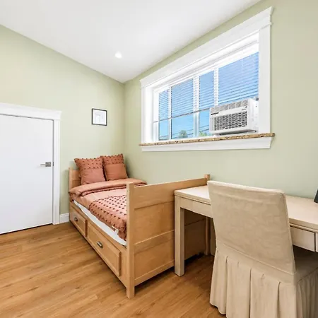 Three Bedrooms New Laneway House Near Public Transit-2