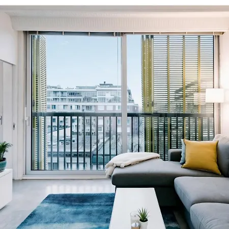 Modern, Bright & Central 1-Bed Downtown Apt Close To Rogers Arena-2