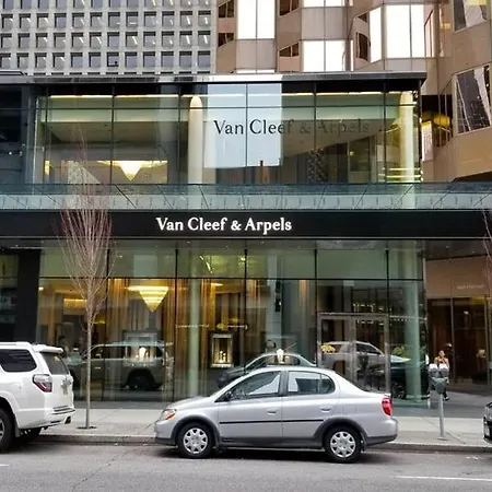 Chic 2-Bedroom In Central Downtown With Stunning Water Views-3